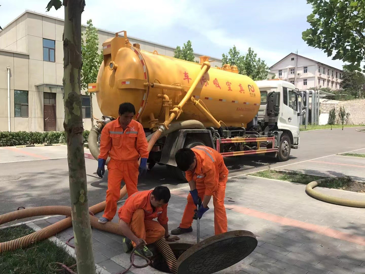 叙永管道疏通车停在窨井附近